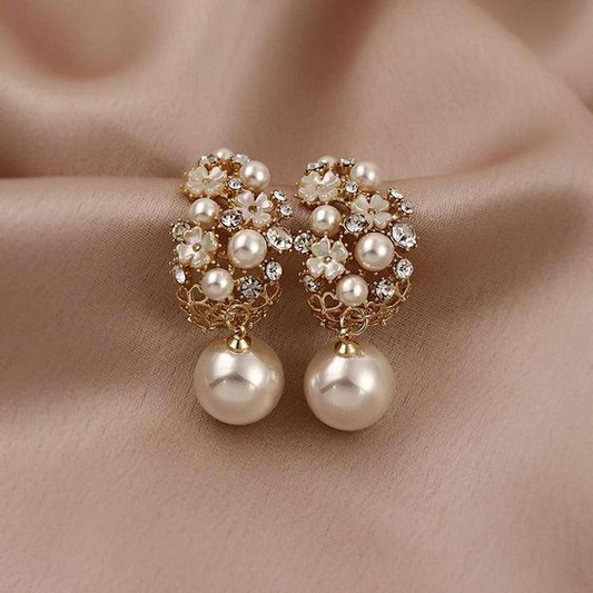 Pendientes de perlas elegantes y hermosos